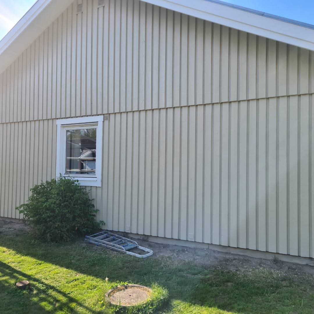 Efter: Verkstadsbyggnad nymålad i enhetlig beige – Gripen Måleri Linköping